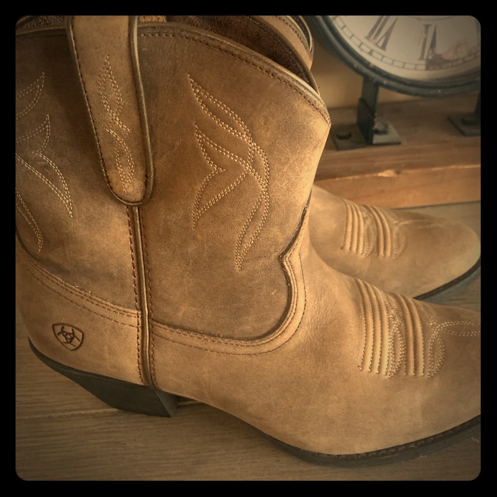 Brand new Ariat short cowboy boots
